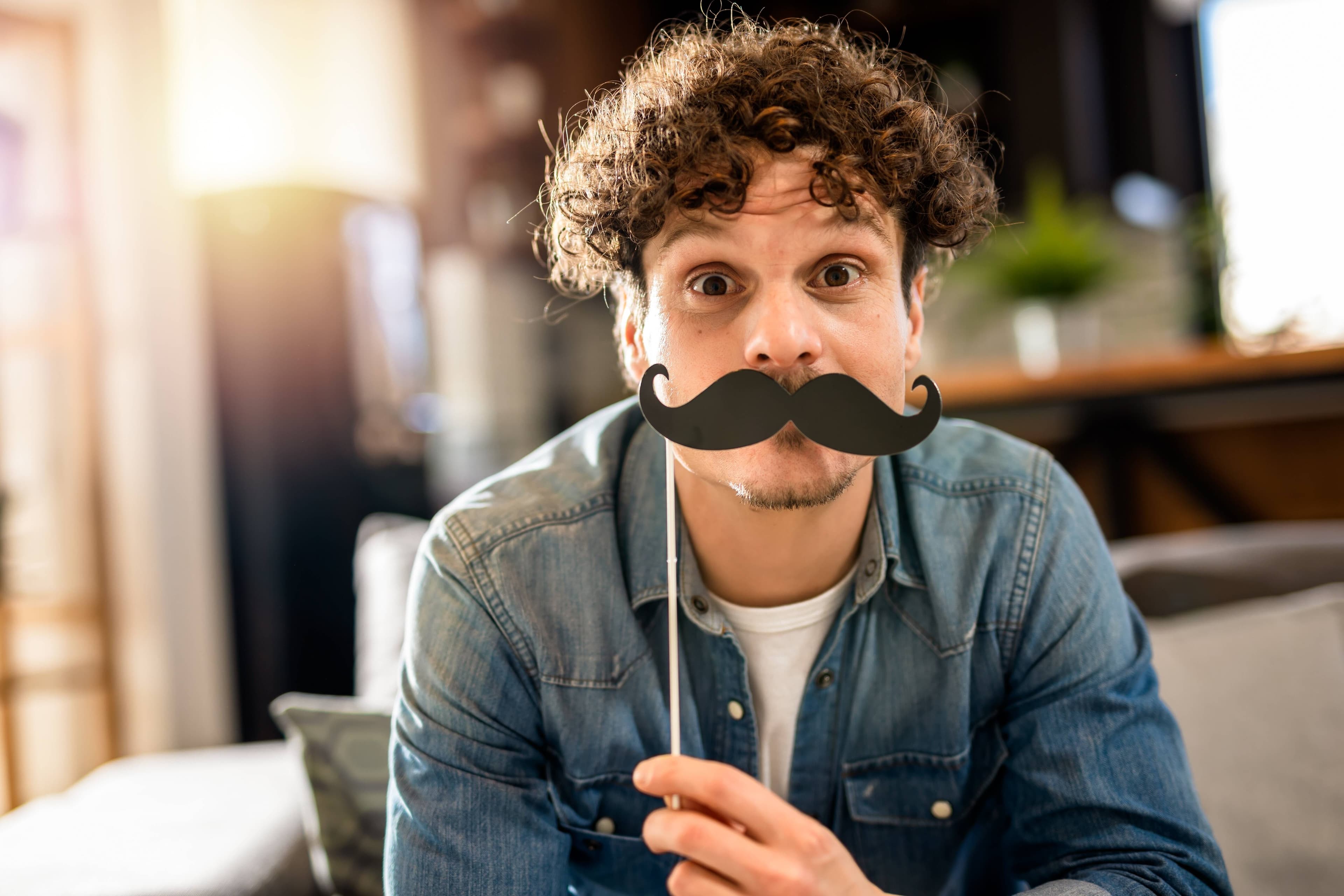 Les enfants contournent les vérifications d'âge avec des moustaches de dessin